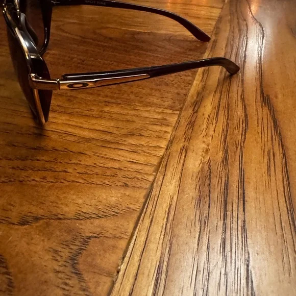 Oakley Women’s Split Time Sunglasses. - Picture 4 of 5